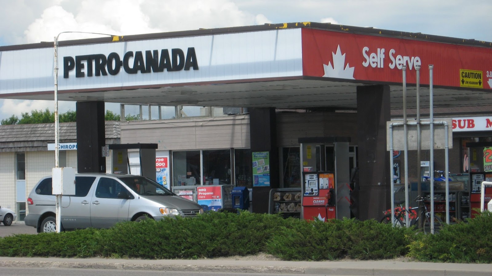 <u>Query</u>: A parked grey car waiting to get fuel<br>
      <u>Named Entity</u>: Petro Canada