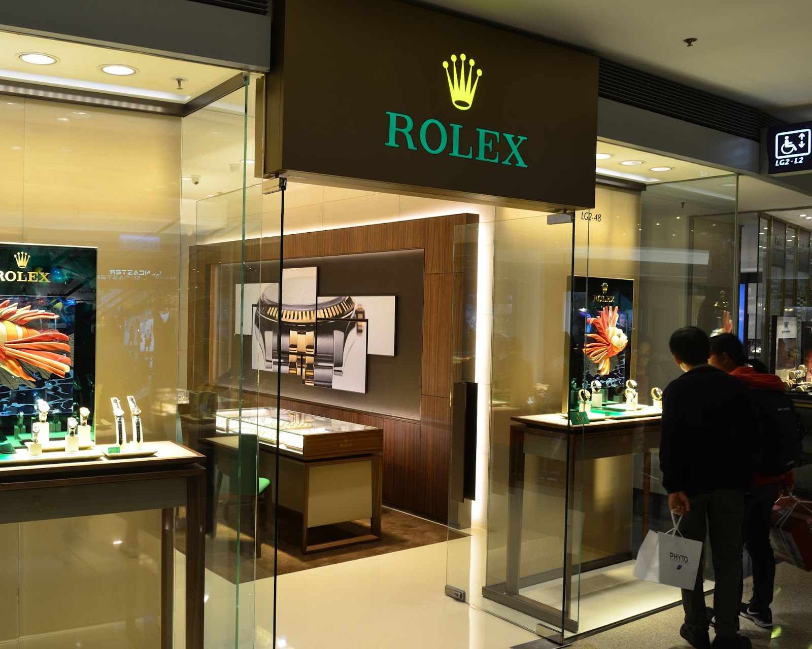 <u>Query</u>:  Two people showing an interest to purchase a watch<br>
      <u>Named Entity</u>: Rolex
