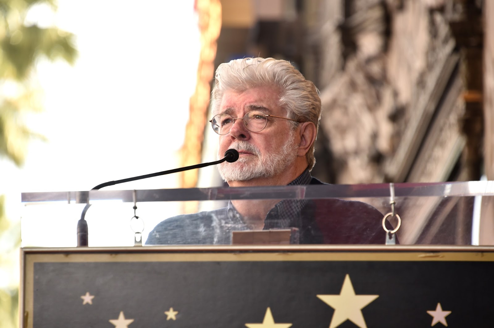 <u>Query</u>: The creator of the famous Star Wars franchise giving a speech<br>
      <u>Named Entity</u>: George Lucas