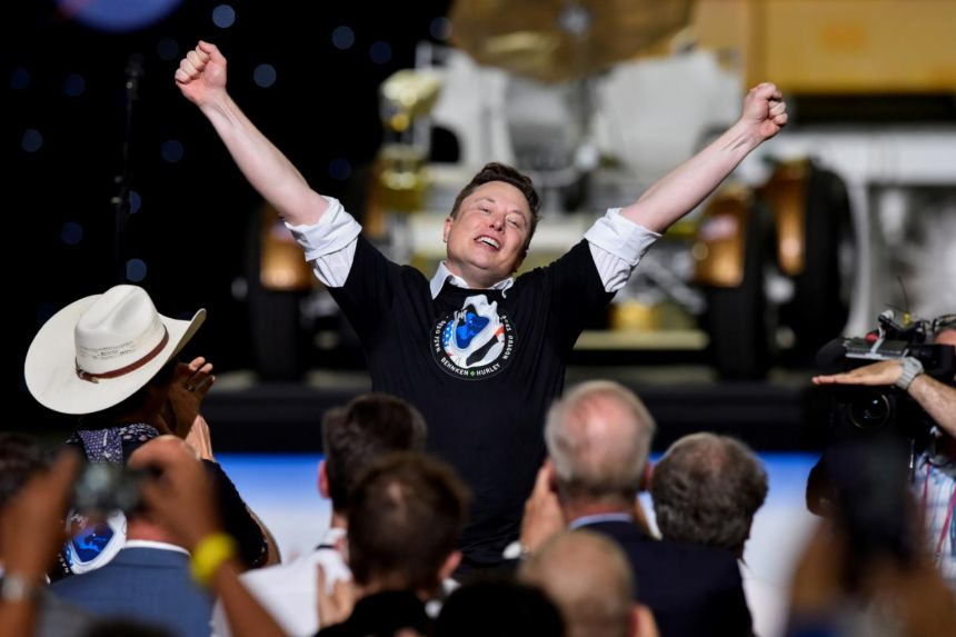 <u>Query</u>: Business magnate and CEO of SpaceX is celebrating the success of an event<br>
      <u>Named Entity</u>: Elon Musk