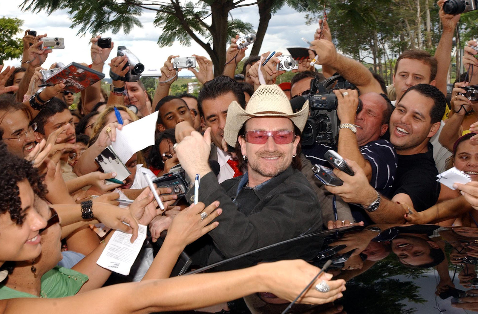 <u>Query</u>: Fans swarming the lead vocalist of rock band U2 for autographs<br>
      <u>Named Entity</u>: Bono