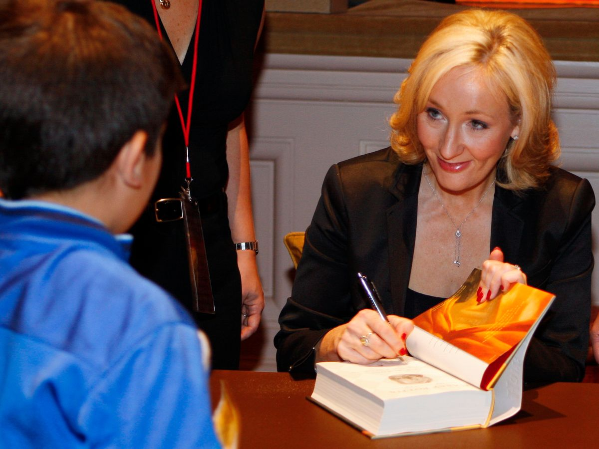 <u>Query</u>: A young fan asking the author of the Harry Potter series for an autograph<br>
      <u>Named Entity</u>: J. K. Rowling