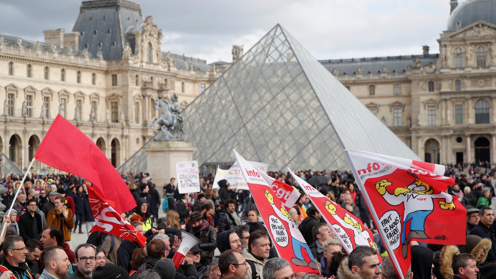 <u>Query</u>: People protesting outside the most visited museum in France<br>
      <u>Named Entity</u>: Louvre Museum