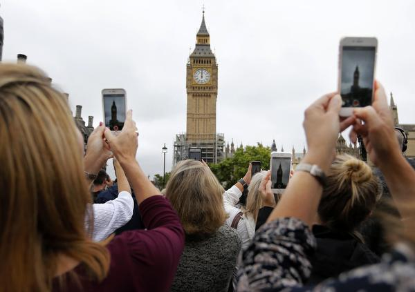 <u>Query</u>: Tourists taking pictures of a tower that holds a great striking clock<br>
      <u>Named Entity</u>: Big Ben