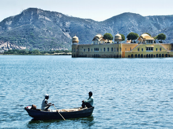 <u>Query</u>: Man taking a tourist to visit a palace surrounded by a large lake<br>
      <u>Named Entity</u>: Jal Mahal, Jaipur