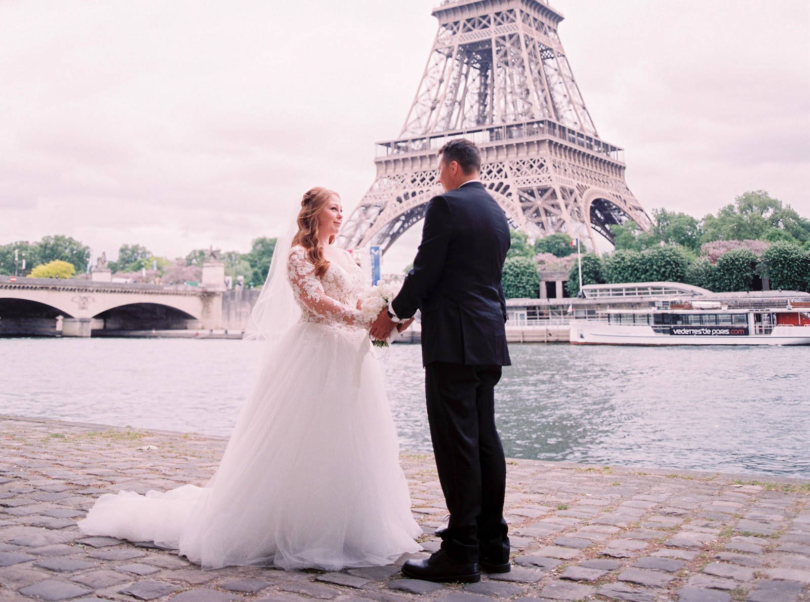 <u>Query</u>: Two people getting married in front of a tower in Paris<br>
      <u>Named Entity</u>: Eiffel Tower